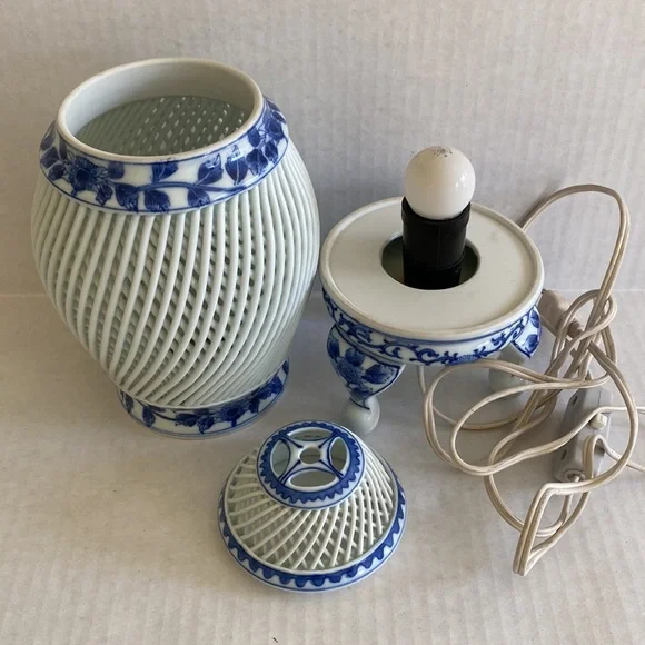 VNTG- Asian Blue & White Porcelain Lamp